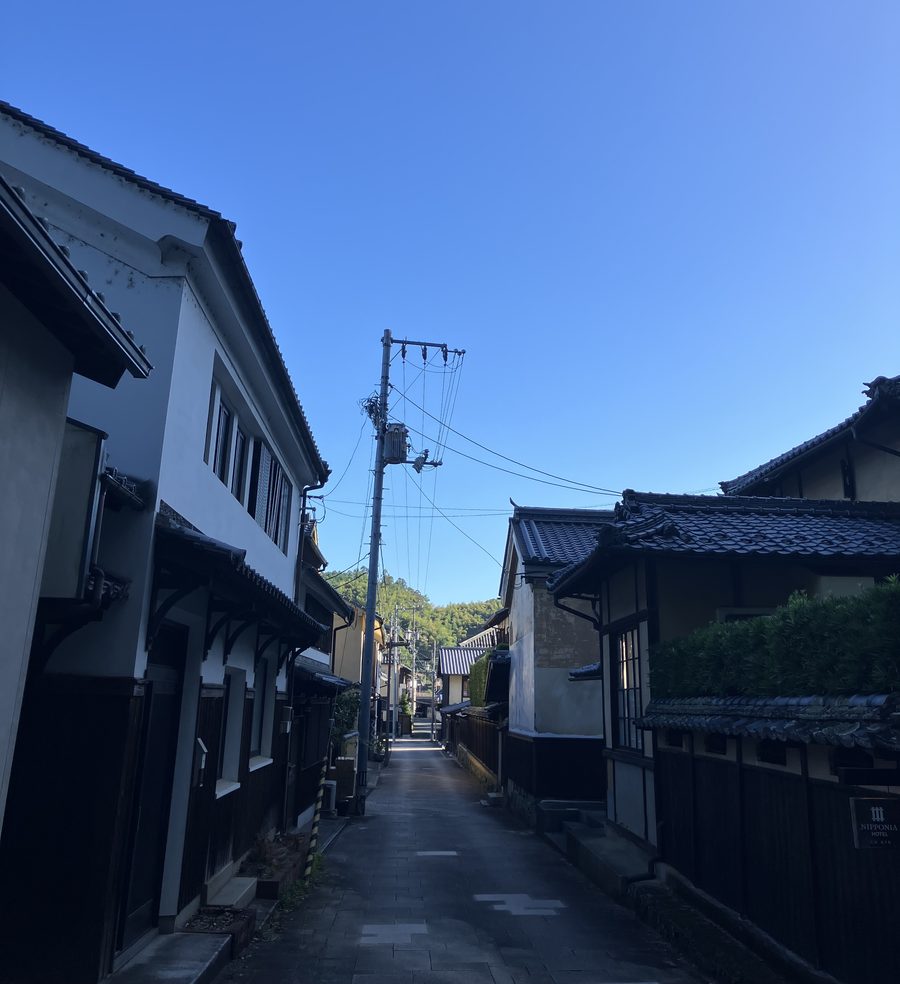 大洲の街並み。白壁の古い建物が並ぶ細い通りと、青い空