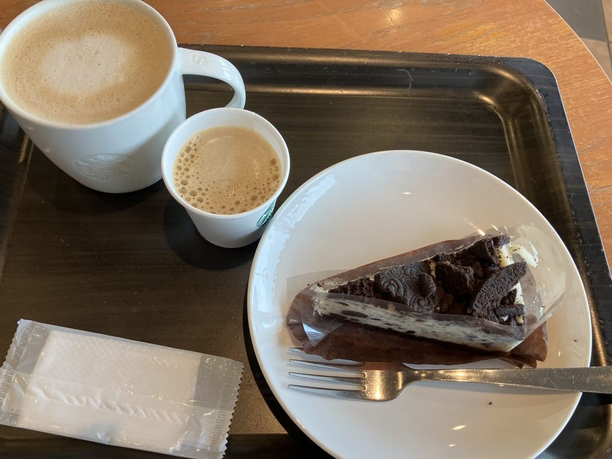 スタバのラテとチョコレートケーキ