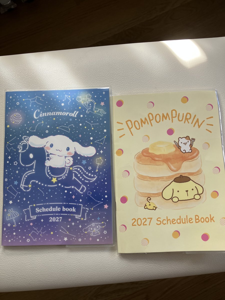 ダイソーで買った2027年の手帳。シナモンとポムポムプリン